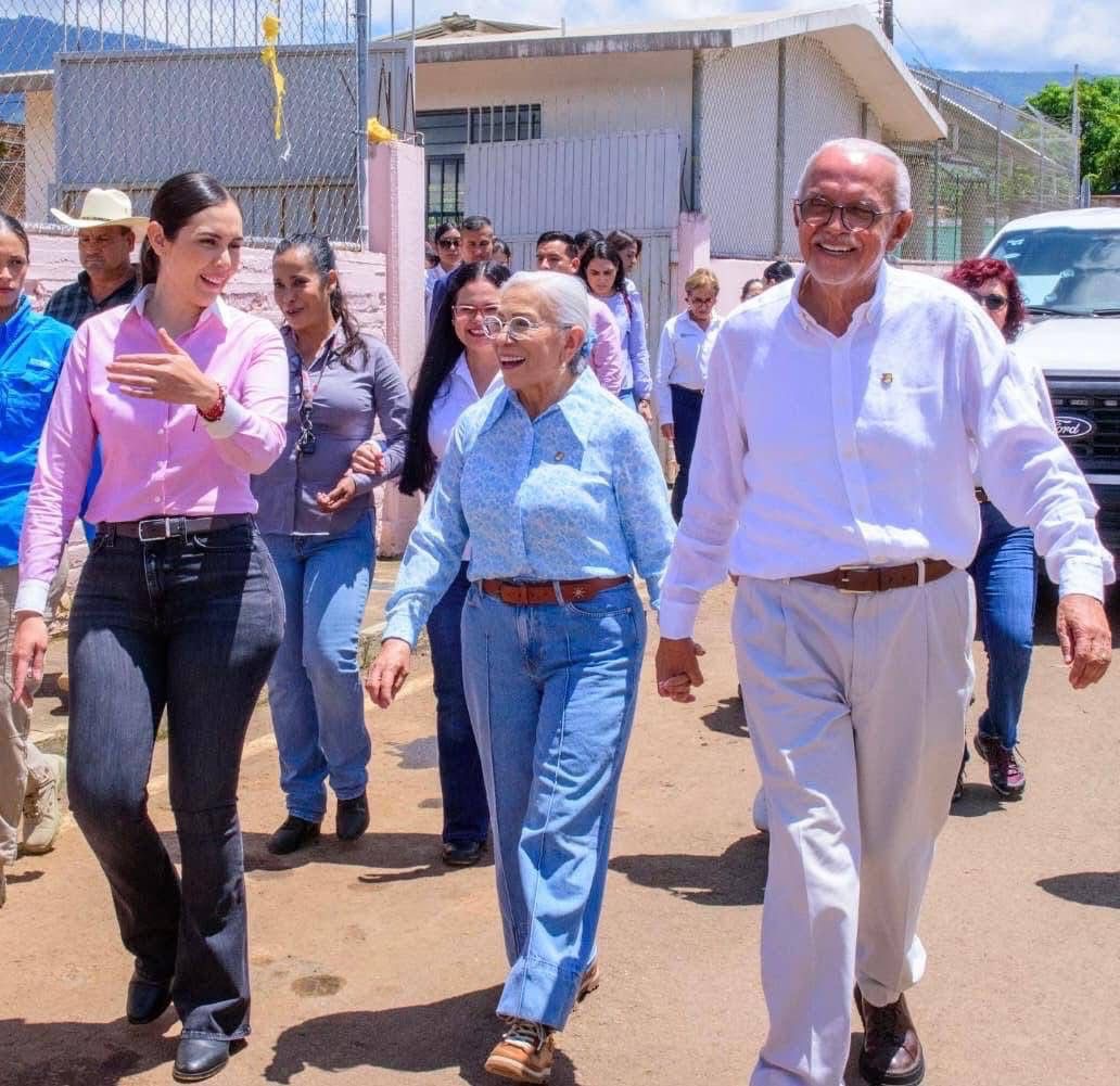 Miguel Ángel Navarro Quintero, gobernador de Nayarit, junto a Beatriz Estrada Martínez, presidenta del DIF estatal, supervisan obras educativas en la primaria Ignacio Zaragoza de Huajimic, La Yesca