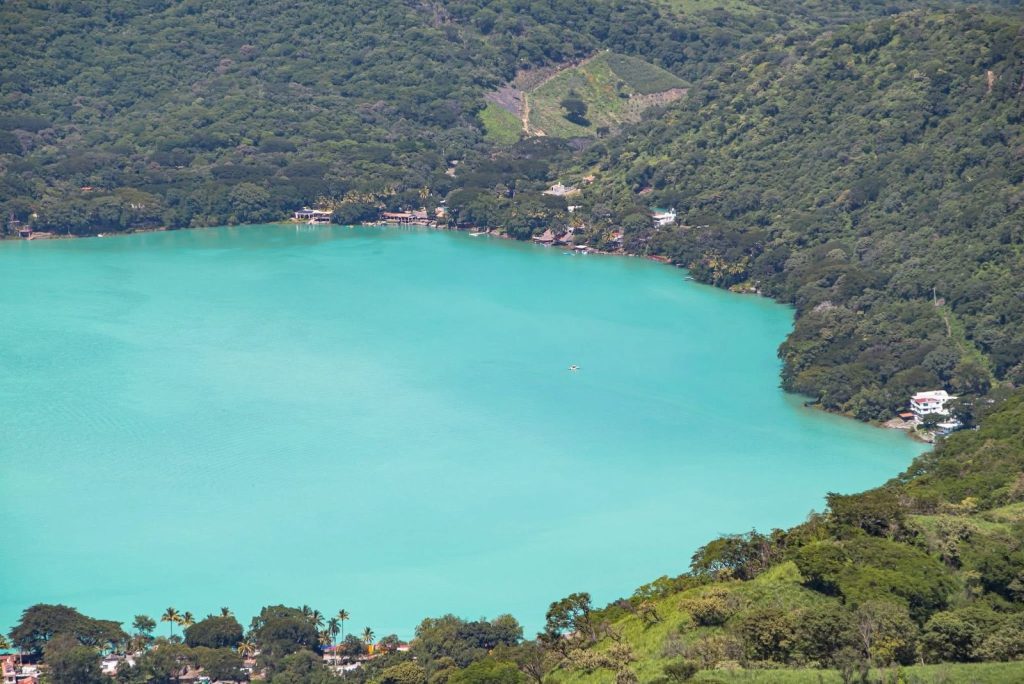 La Laguna de Santa María del Oro en Nayarit se roba las miradas con un fenómeno natural único: el cambio de color en sus aguas. A veces azul profundo, otras veces verde turquesa o incluso dorada, esta joya natural sorprende a quienes la visitan