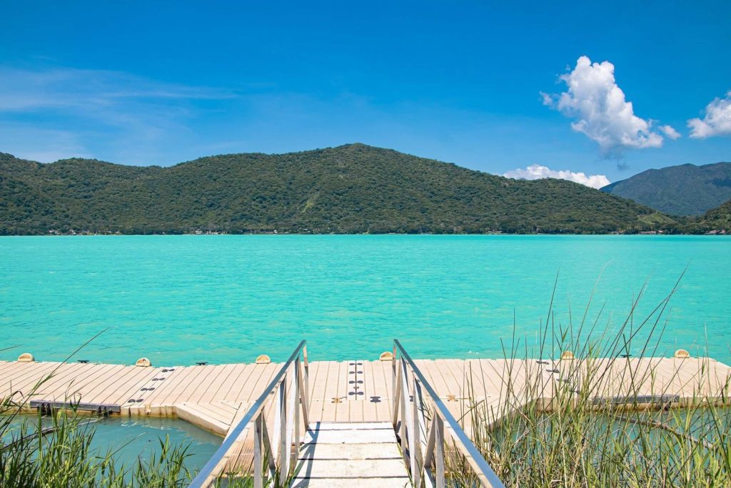 La Laguna de Santa María del Oro en Nayarit se roba las miradas con un fenómeno natural único: el cambio de color en sus aguas. A veces azul profundo, otras veces verde turquesa o incluso dorada, esta joya natural sorprende a quienes la visitan