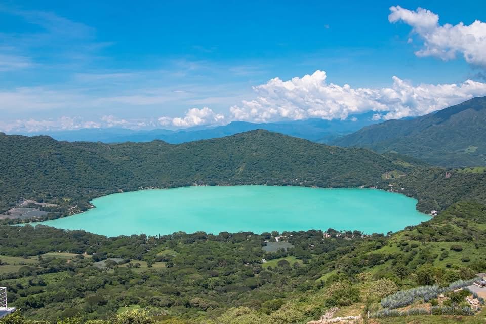La Laguna de Santa María del Oro en Nayarit se roba las miradas con un fenómeno natural único: el cambio de color en sus aguas. A veces azul profundo, otras veces verde turquesa o incluso dorada, esta joya natural sorprende a quienes la visitan