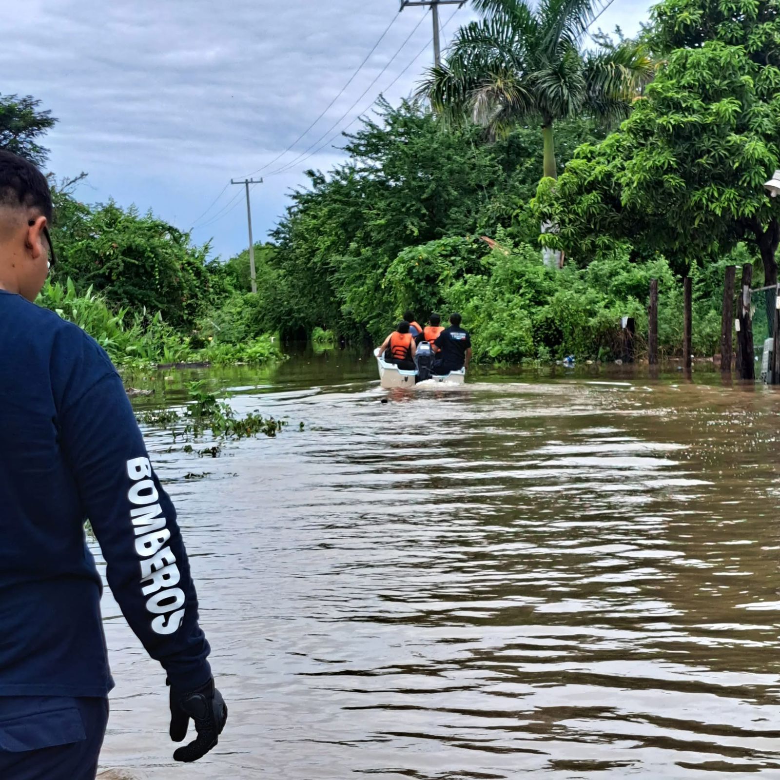 El río Cañas superó su nivel de alerta y provocó inundaciones en comunidades como La Bayona y El Tigre, además del arroyo La Viejita que afectó colonias de Acaponeta.