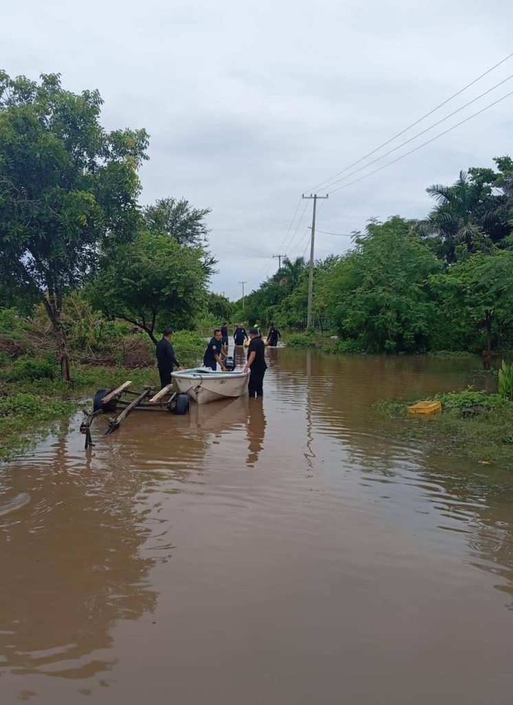 El río Cañas superó su nivel de alerta y provocó inundaciones en comunidades como La Bayona y El Tigre, además del arroyo La Viejita que afectó colonias de Acaponeta.