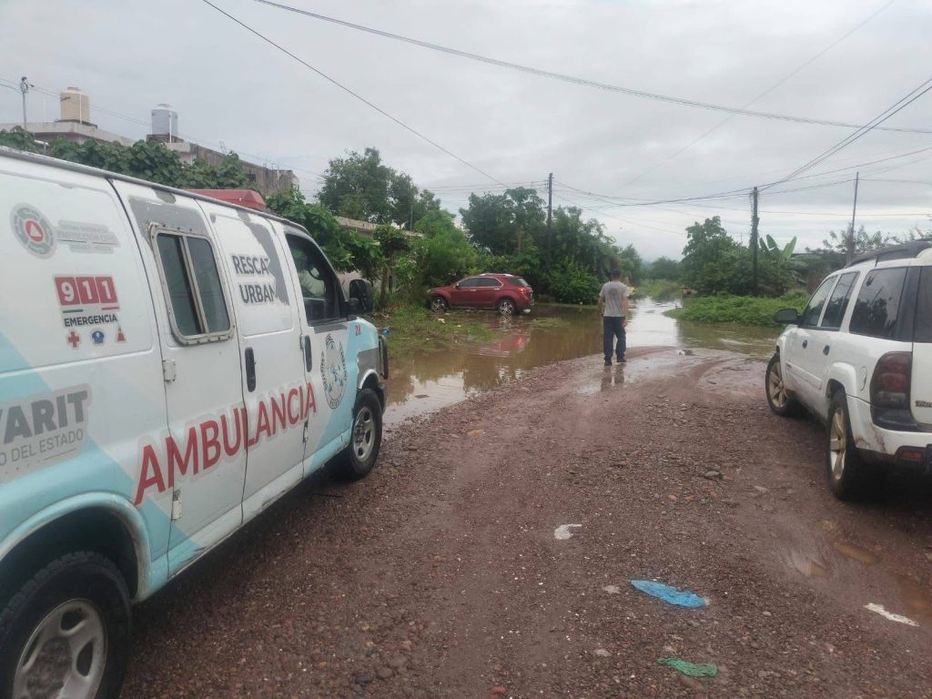 El río Cañas superó su nivel de alerta y provocó inundaciones en comunidades como La Bayona y El Tigre, además del arroyo La Viejita que afectó colonias de Acaponeta.